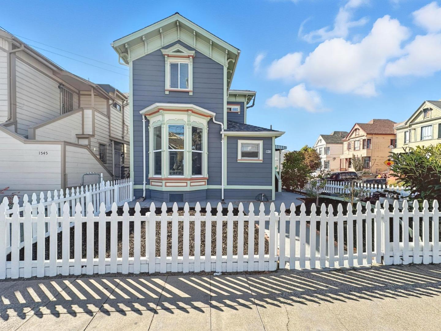 Detail Gallery Image 2 of 11 For 1549 5th Ave, Oakland,  CA 94606 - 4 Beds | 2 Baths