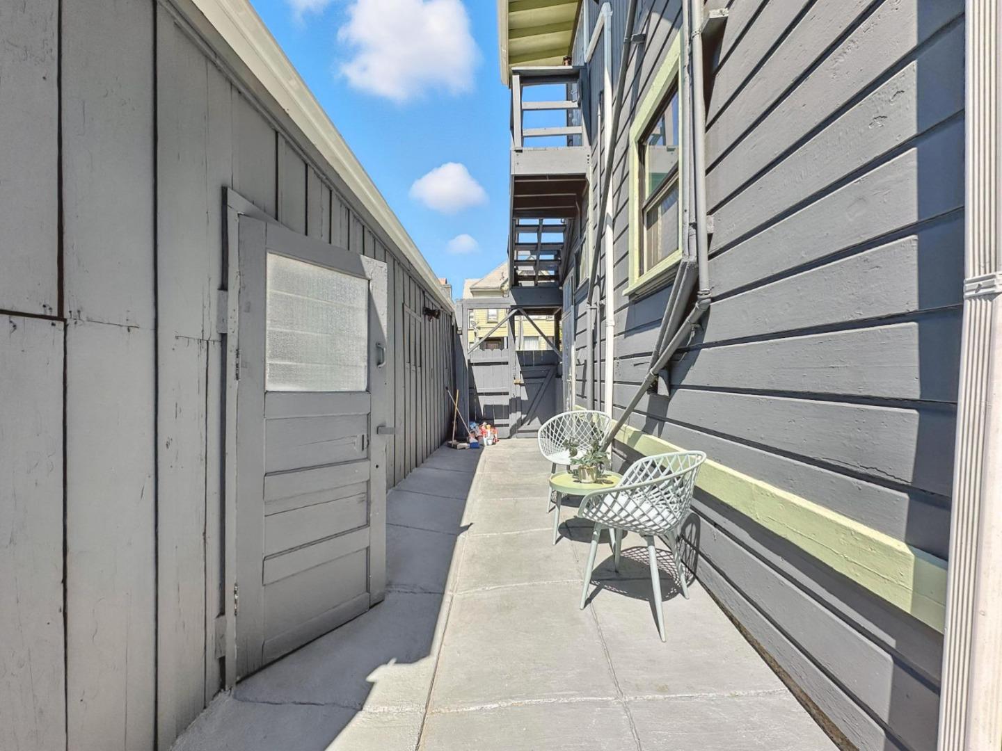 Detail Gallery Image 9 of 11 For 1549 5th Ave, Oakland,  CA 94606 - 4 Beds | 2 Baths