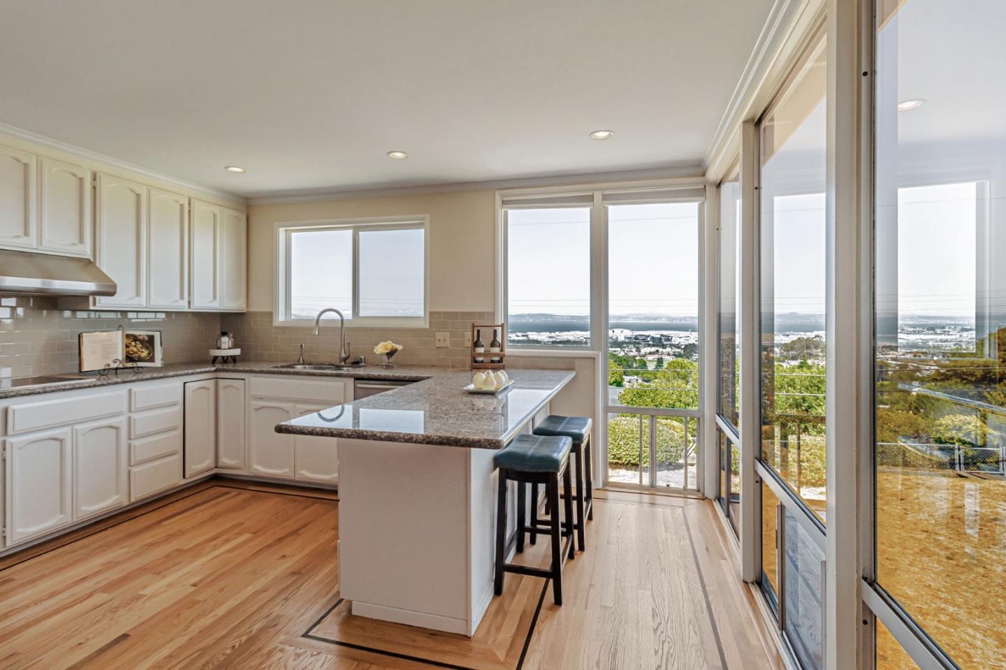 Detail Gallery Image 11 of 55 For 1030 Crestview Dr, Millbrae,  CA 94030 - 5 Beds | 3 Baths