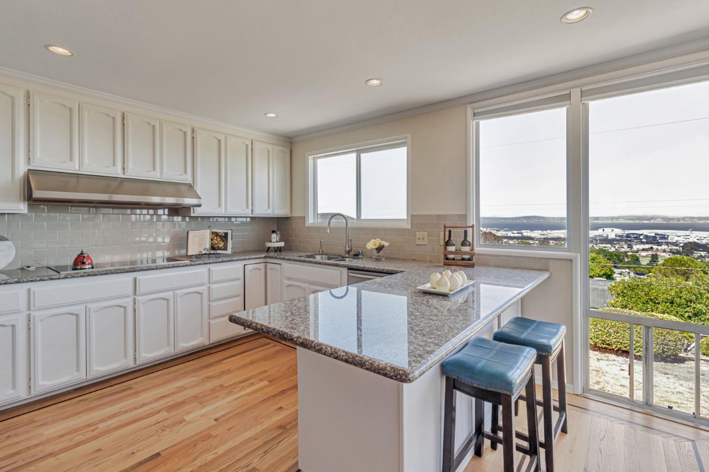 Detail Gallery Image 12 of 55 For 1030 Crestview Dr, Millbrae,  CA 94030 - 5 Beds | 3 Baths
