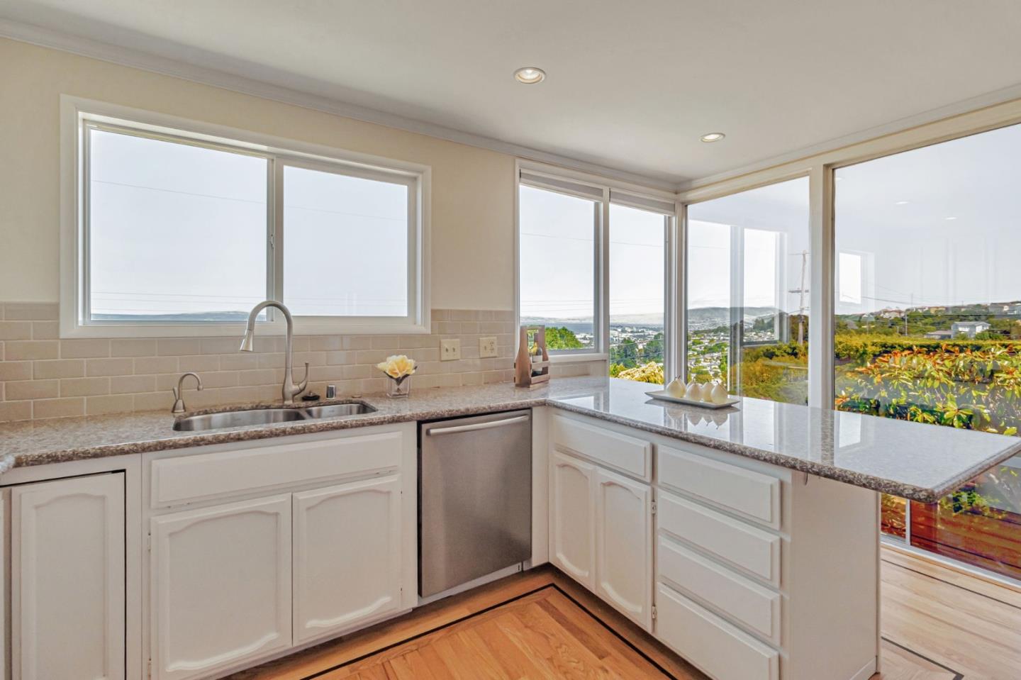 Detail Gallery Image 13 of 55 For 1030 Crestview Dr, Millbrae,  CA 94030 - 5 Beds | 3 Baths