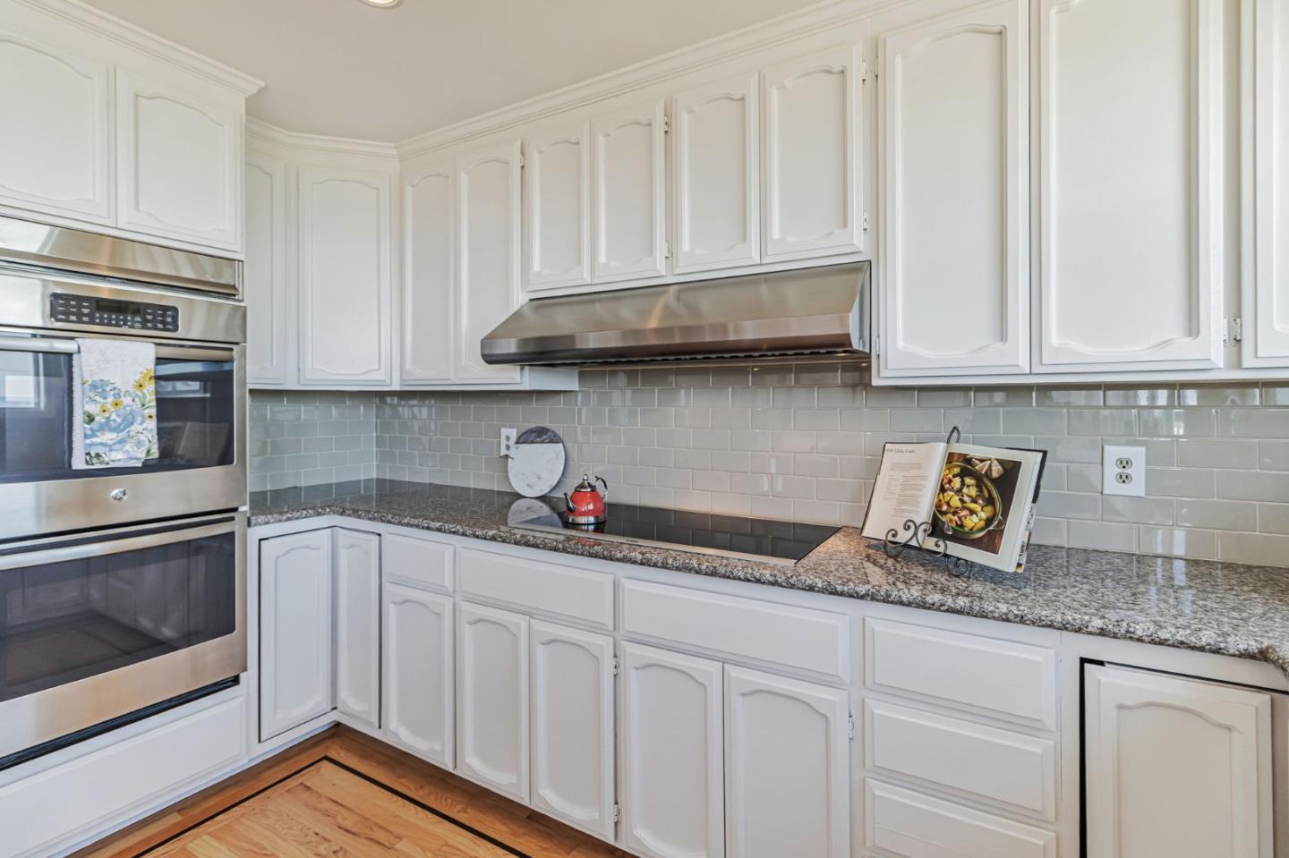 Detail Gallery Image 14 of 55 For 1030 Crestview Dr, Millbrae,  CA 94030 - 5 Beds | 3 Baths