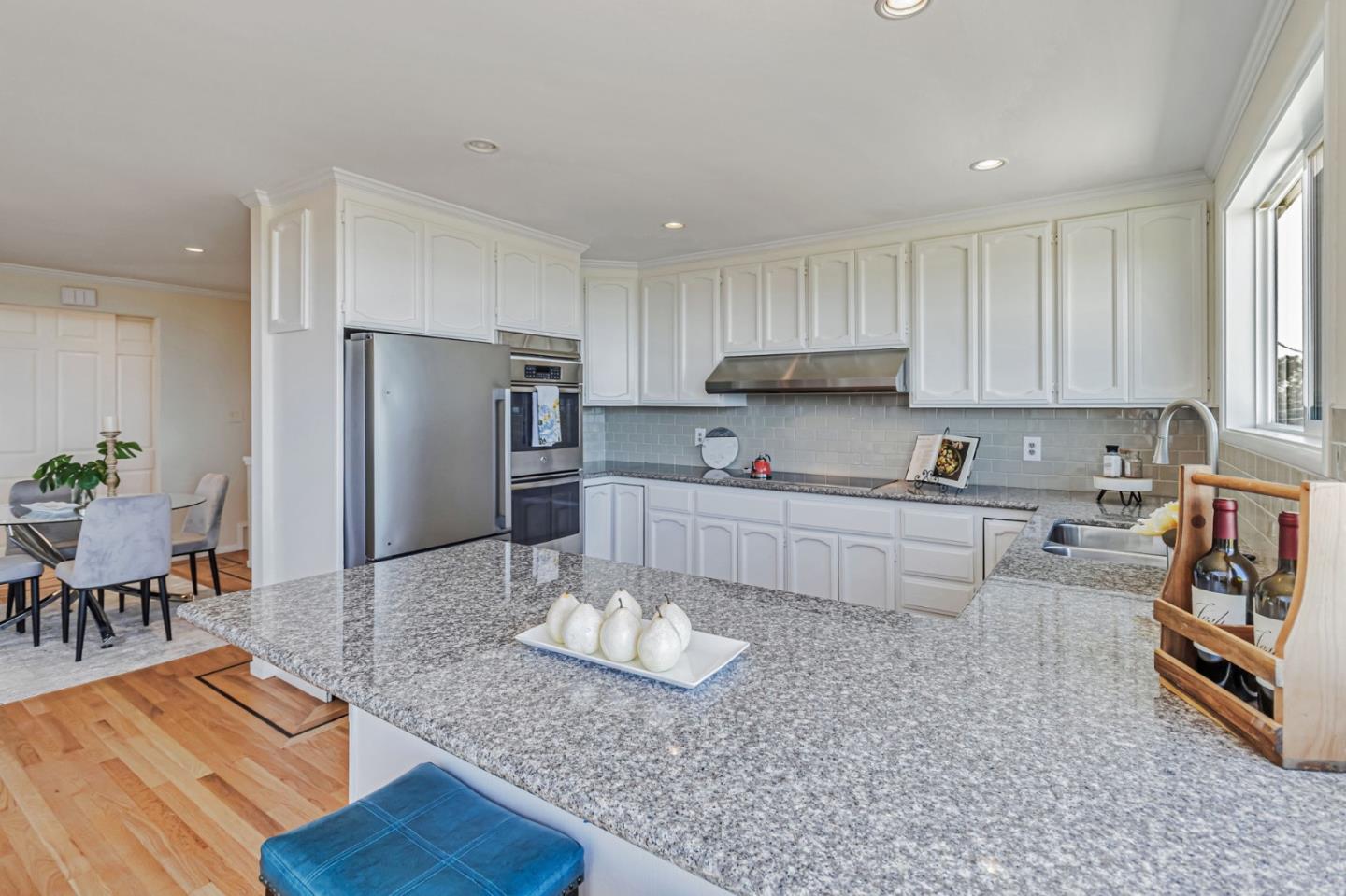 Detail Gallery Image 16 of 55 For 1030 Crestview Dr, Millbrae,  CA 94030 - 5 Beds | 3 Baths