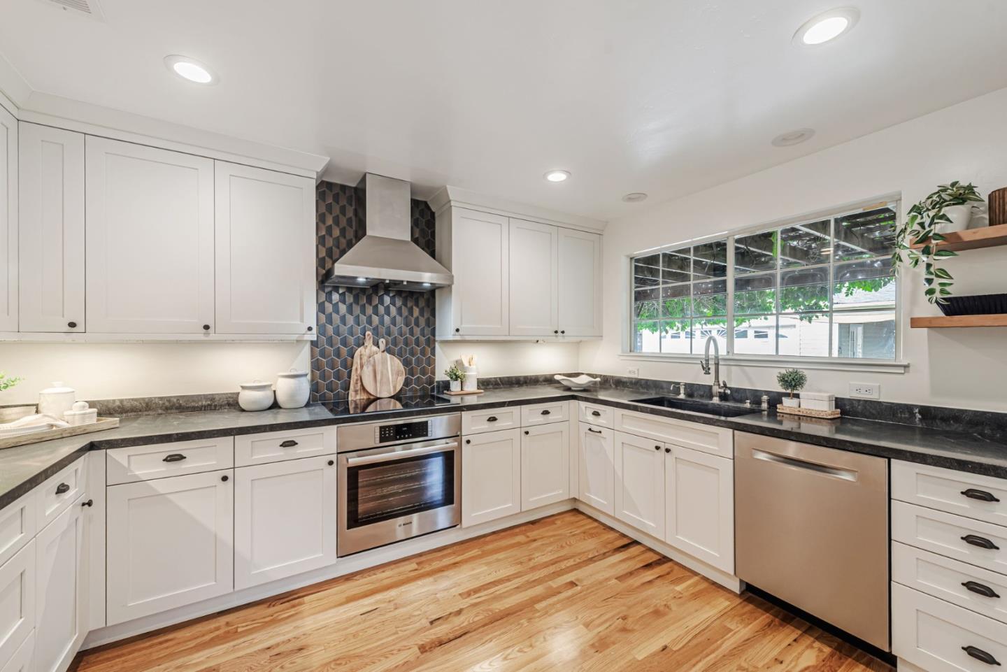 Detail Gallery Image 10 of 66 For 2016 Lincoln Ave, San Jose,  CA 95125 - 4 Beds | 3 Baths