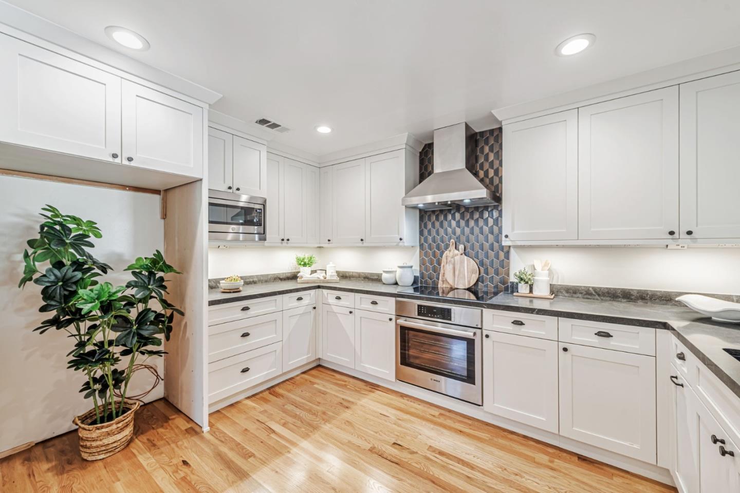 Detail Gallery Image 11 of 66 For 2016 Lincoln Ave, San Jose,  CA 95125 - 4 Beds | 3 Baths
