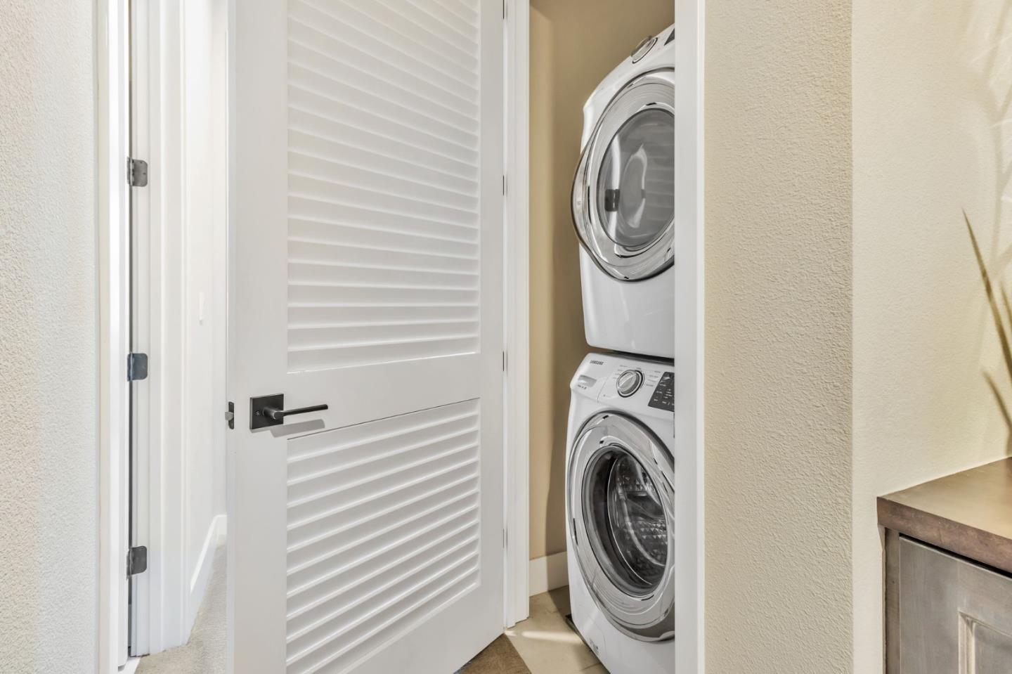 Detail Gallery Image 15 of 17 For 929 De Guigne Dr #4,  Sunnyvale,  CA 94085 - 4 Beds | 3 Baths