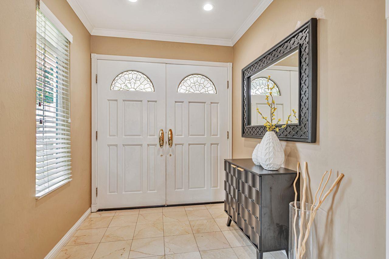 Detail Gallery Image 8 of 44 For 443 Yellowstone Dr, South San Francisco,  CA 94080 - 5 Beds | 3/1 Baths