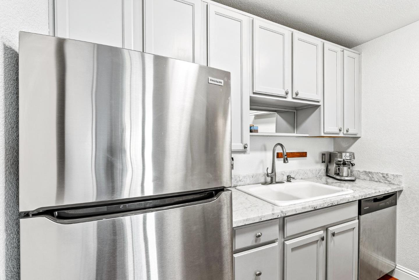 Detail Gallery Image 10 of 27 For 1 Surf Way #122,  Monterey,  CA 93940 - 1 Beds | 1 Baths