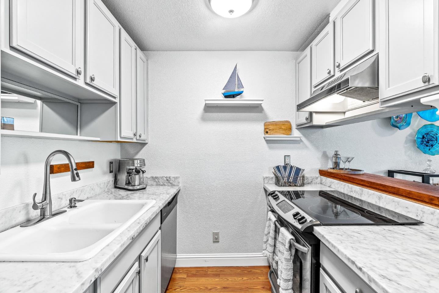Detail Gallery Image 11 of 27 For 1 Surf Way #122,  Monterey,  CA 93940 - 1 Beds | 1 Baths