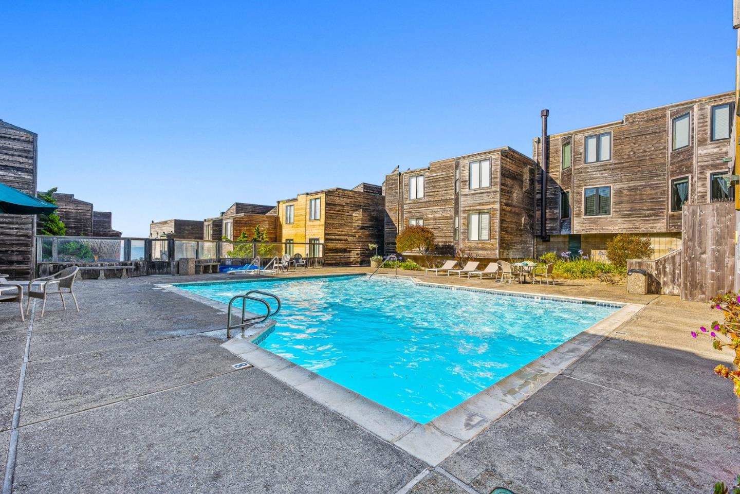Detail Gallery Image 20 of 27 For 1 Surf Way #122,  Monterey,  CA 93940 - 1 Beds | 1 Baths