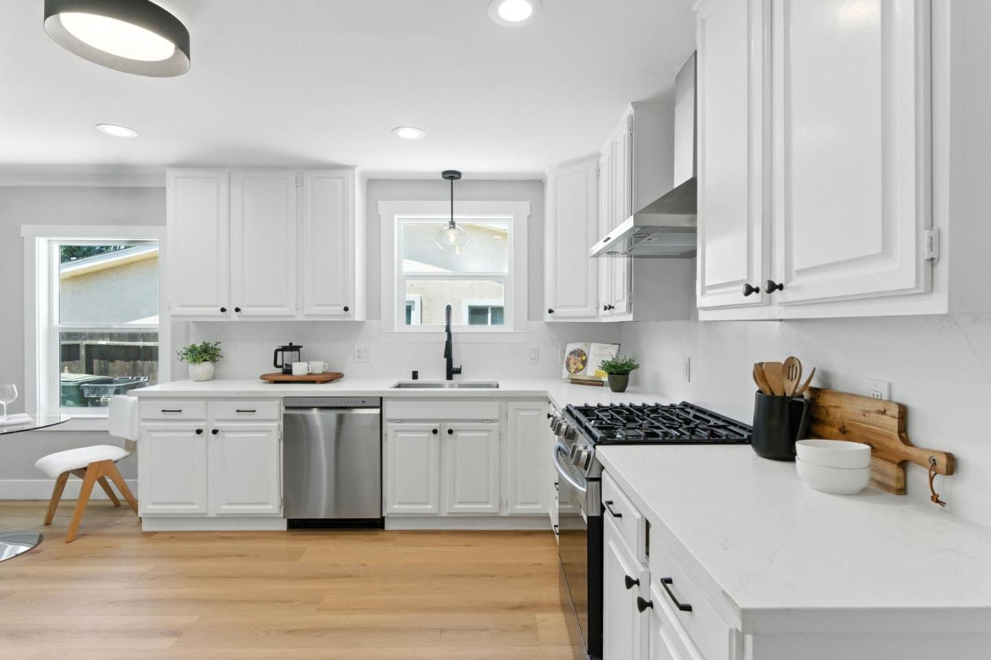 Detail Gallery Image 6 of 30 For 956 Bryant Way, Sunnyvale,  CA 94087 - 3 Beds | 2 Baths