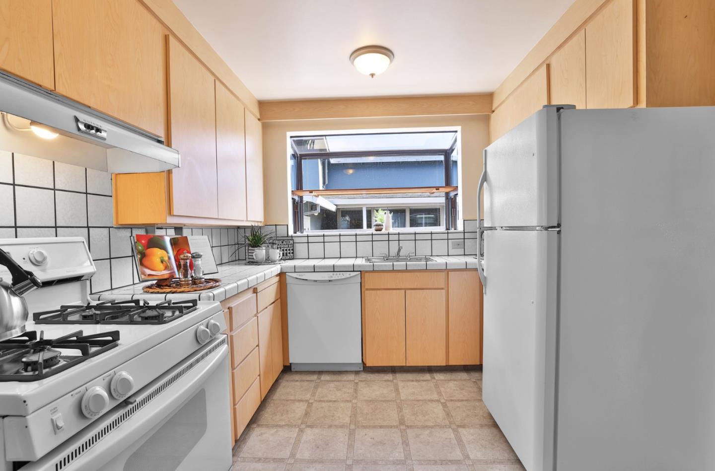 Detail Gallery Image 10 of 42 For 1621 Brittan Ave, San Carlos,  CA 94070 - 3 Beds | 1/1 Baths
