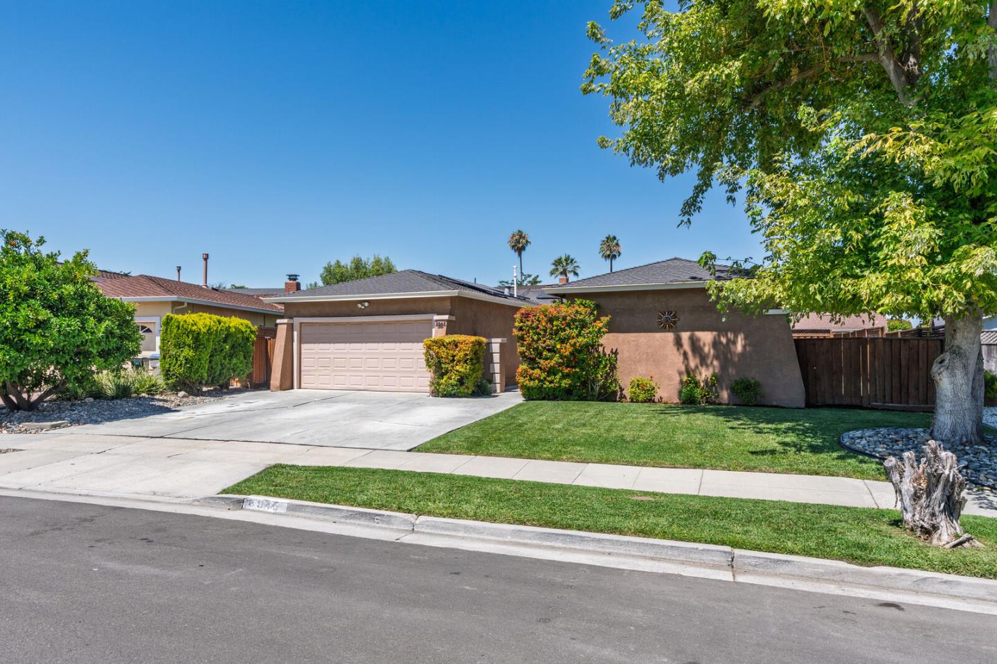 Detail Gallery Image 2 of 24 For 5945 Montalvo Dr, San Jose,  CA 95123 - 4 Beds | 2 Baths