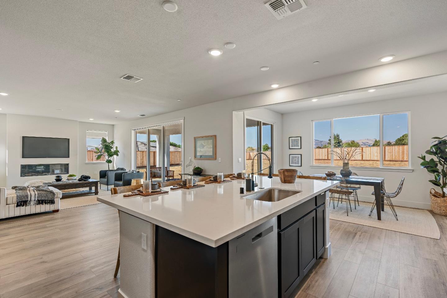Detail Gallery Image 16 of 53 For 191 Scarlett Way, Hollister,  CA 95023 - 4 Beds | 3/1 Baths