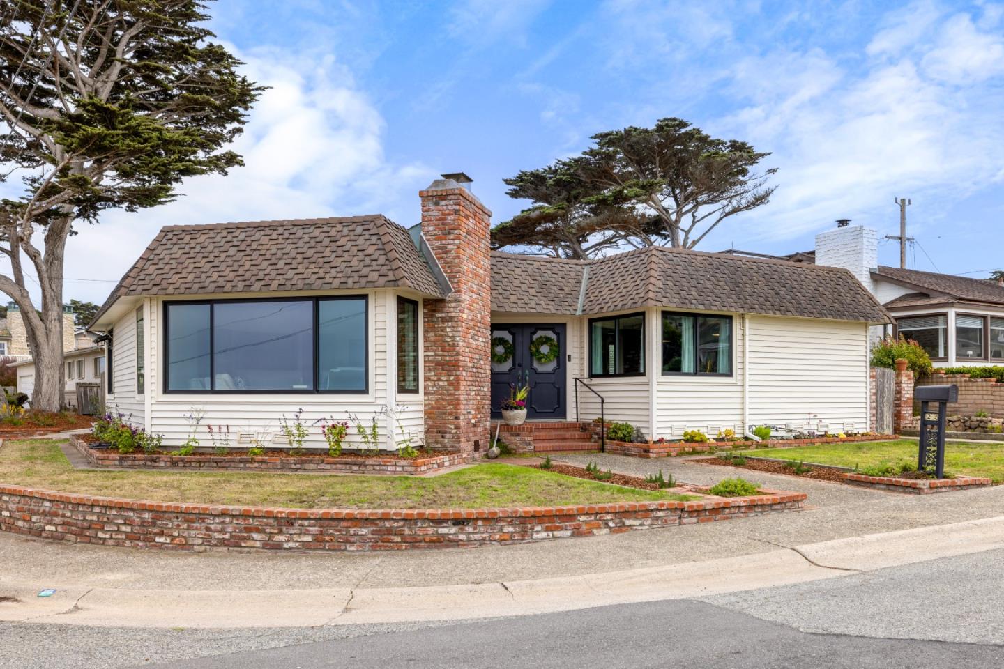 Detail Gallery Image 3 of 43 For 25 Coral St, Pacific Grove,  CA 93950 - 3 Beds | 2 Baths