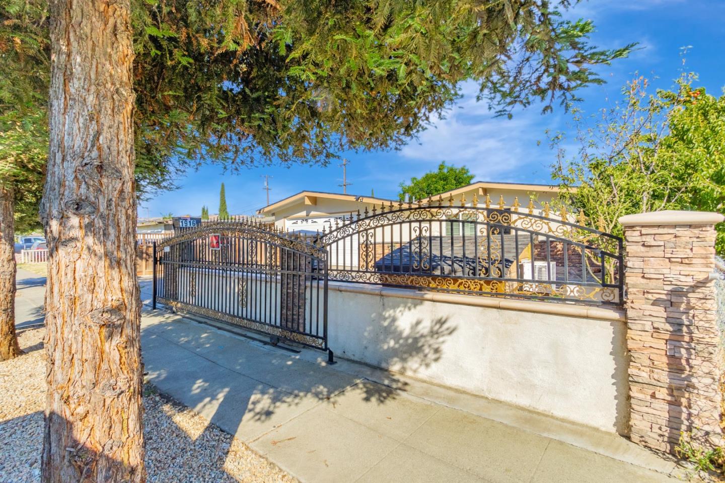 Detail Gallery Image 2 of 44 For 1916 Loyola Dr, San Jose,  CA 95122 - 3 Beds | 2 Baths