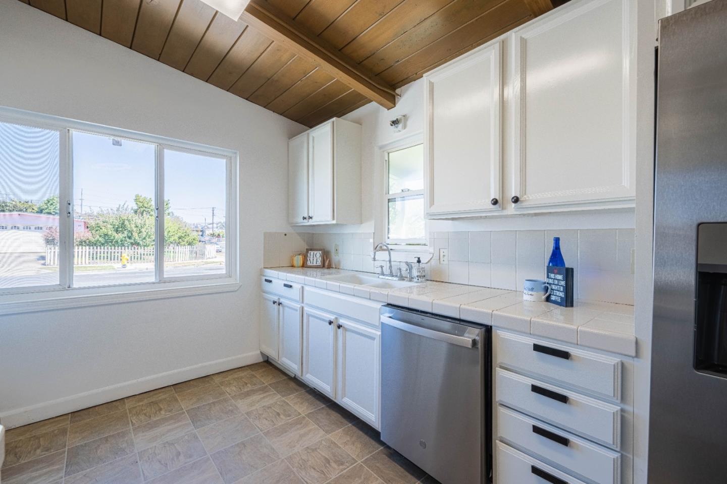 Detail Gallery Image 10 of 33 For 96 Shasta Way, Salinas,  CA 93905 - 4 Beds | 2 Baths