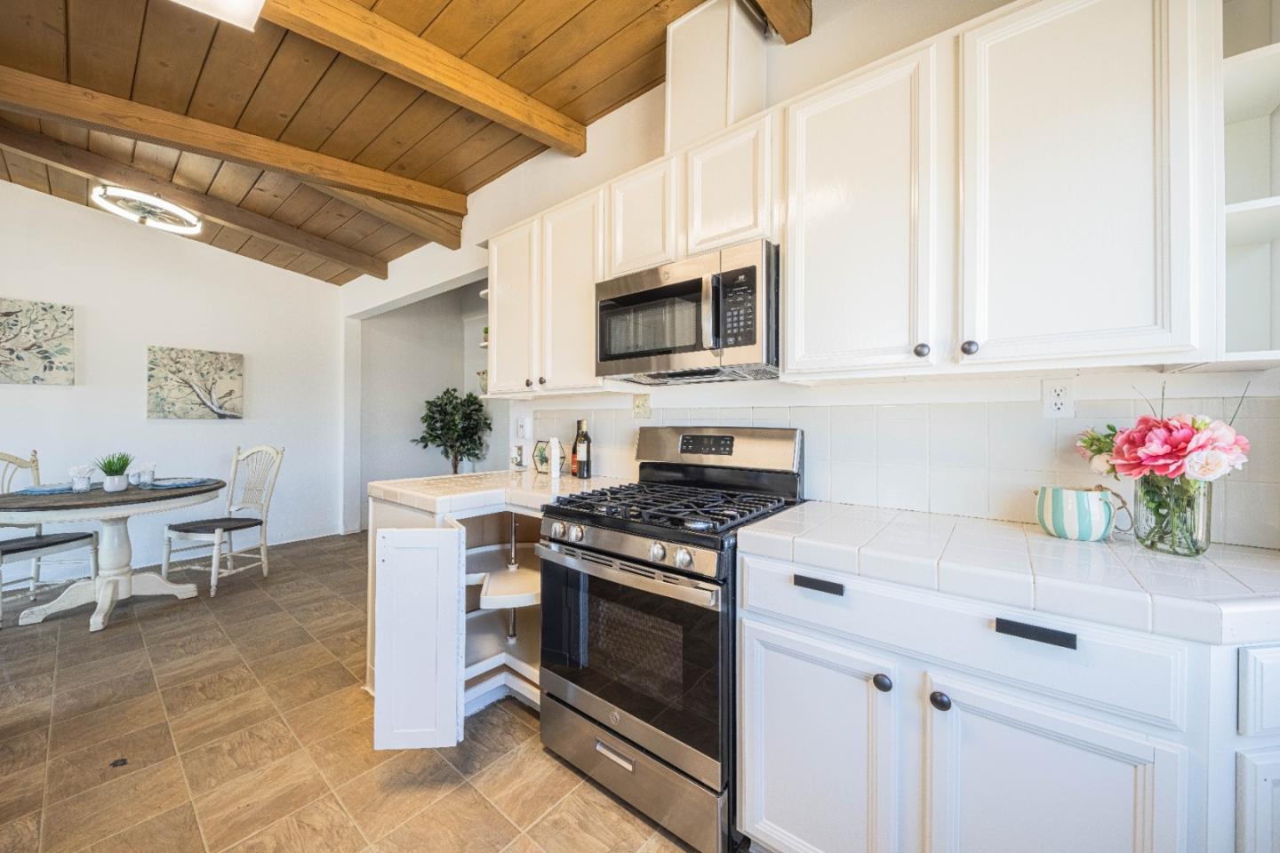 Detail Gallery Image 11 of 33 For 96 Shasta Way, Salinas,  CA 93905 - 4 Beds | 2 Baths