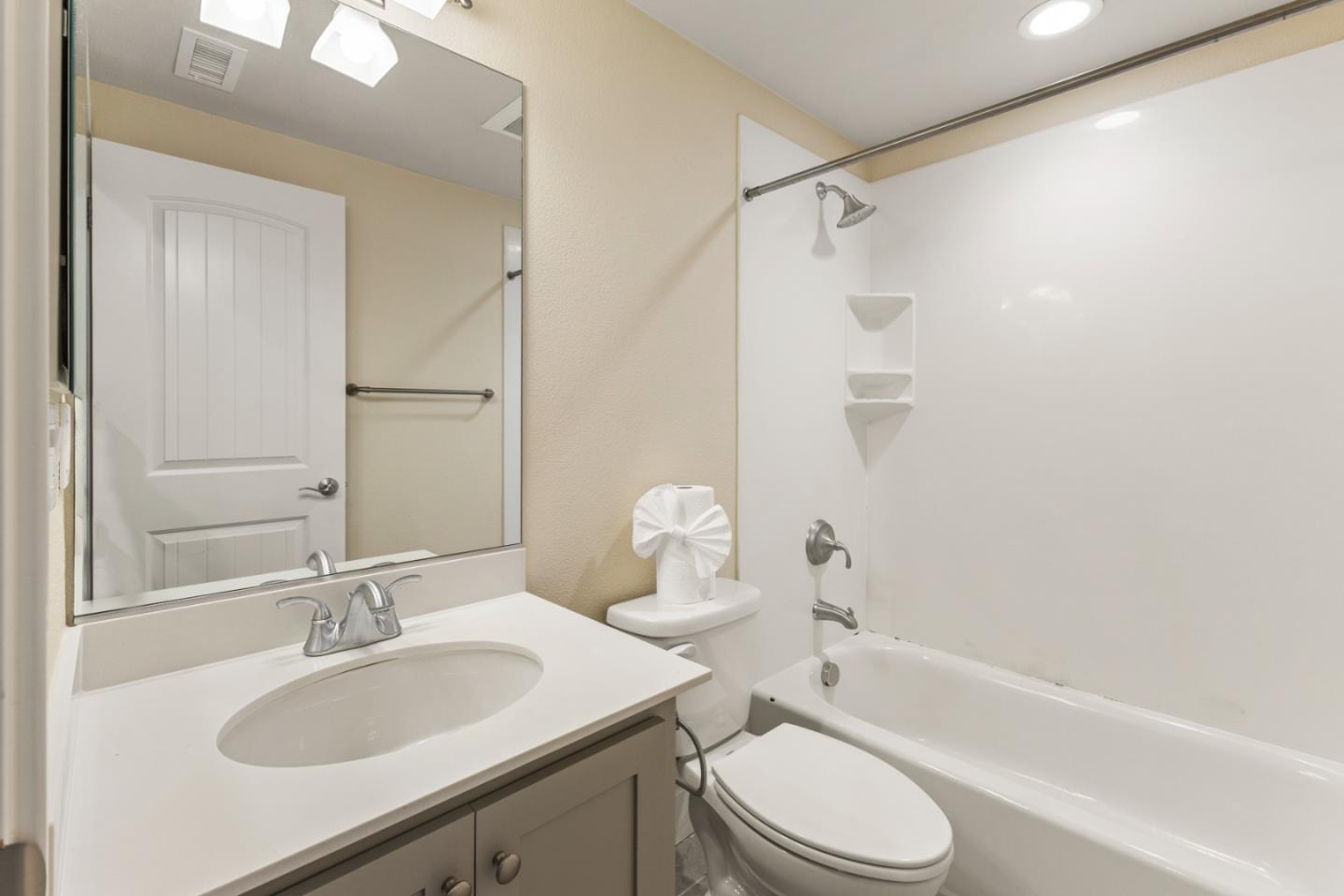 Detail Gallery Image 16 of 33 For 238 Carroll St #103,  Sunnyvale,  CA 94086 - 3 Beds | 2/1 Baths