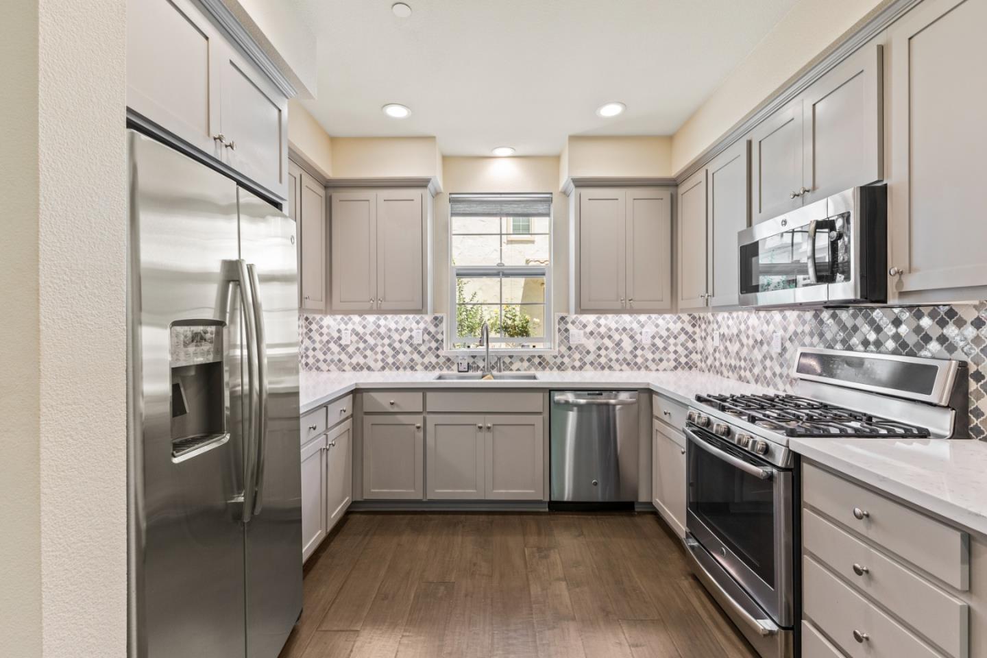 Detail Gallery Image 4 of 33 For 238 Carroll St #103,  Sunnyvale,  CA 94086 - 3 Beds | 2/1 Baths