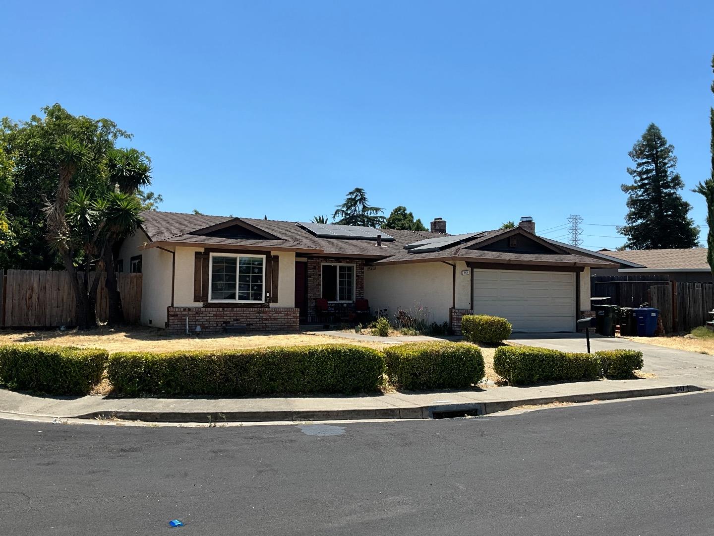Detail Gallery Image 2 of 20 For 847 Carpetta Cir, Pittsburg,  CA 94565 - 3 Beds | 2 Baths