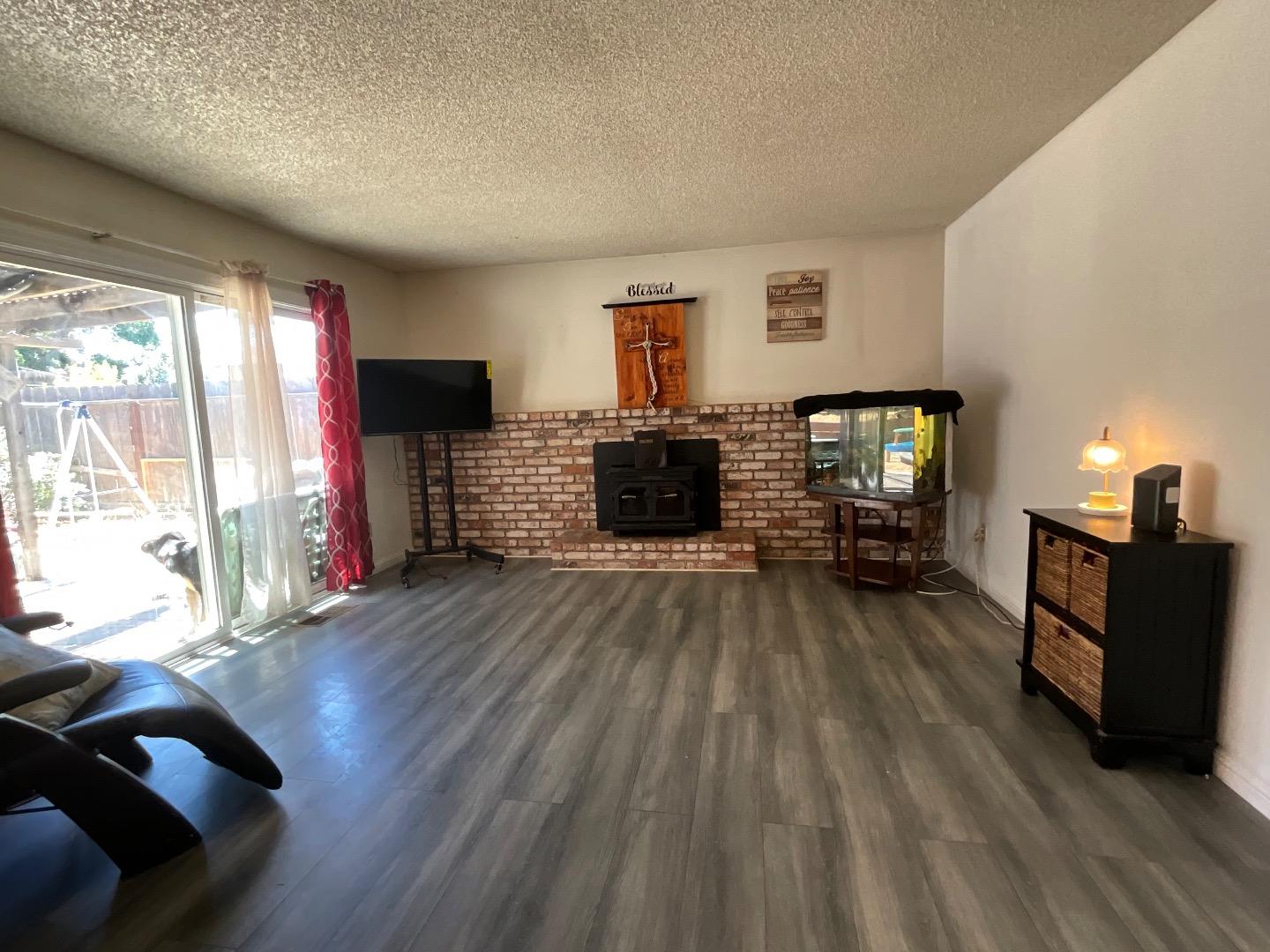 Detail Gallery Image 4 of 20 For 847 Carpetta Cir, Pittsburg,  CA 94565 - 3 Beds | 2 Baths