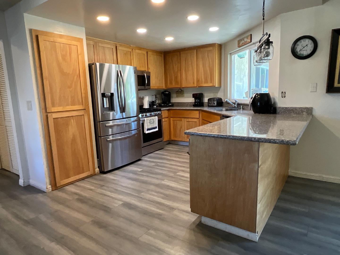Detail Gallery Image 6 of 20 For 847 Carpetta Cir, Pittsburg,  CA 94565 - 3 Beds | 2 Baths