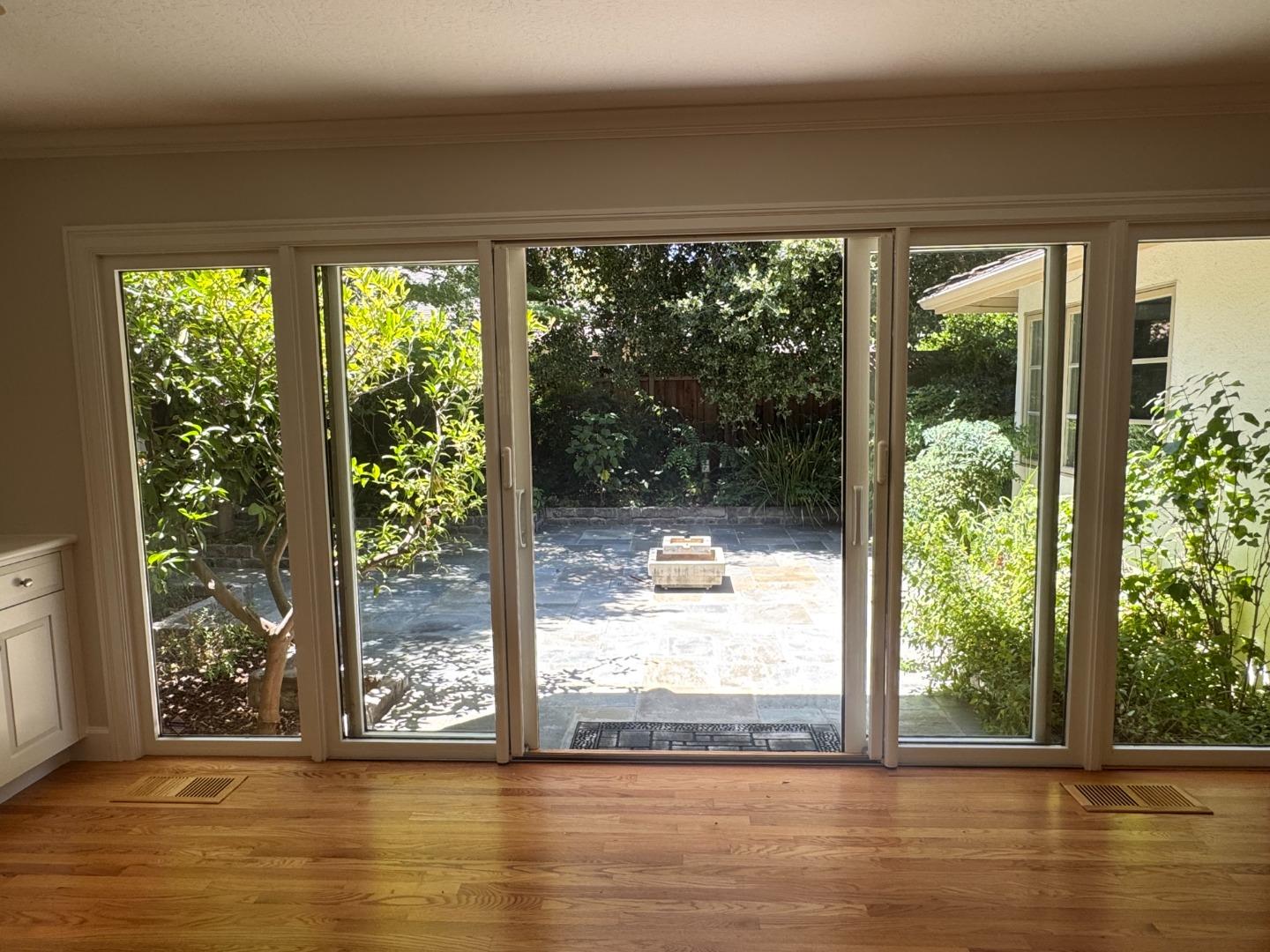 Detail Gallery Image 13 of 28 For 2192 Waverley St, Palo Alto,  CA 94301 - 4 Beds | 3/1 Baths