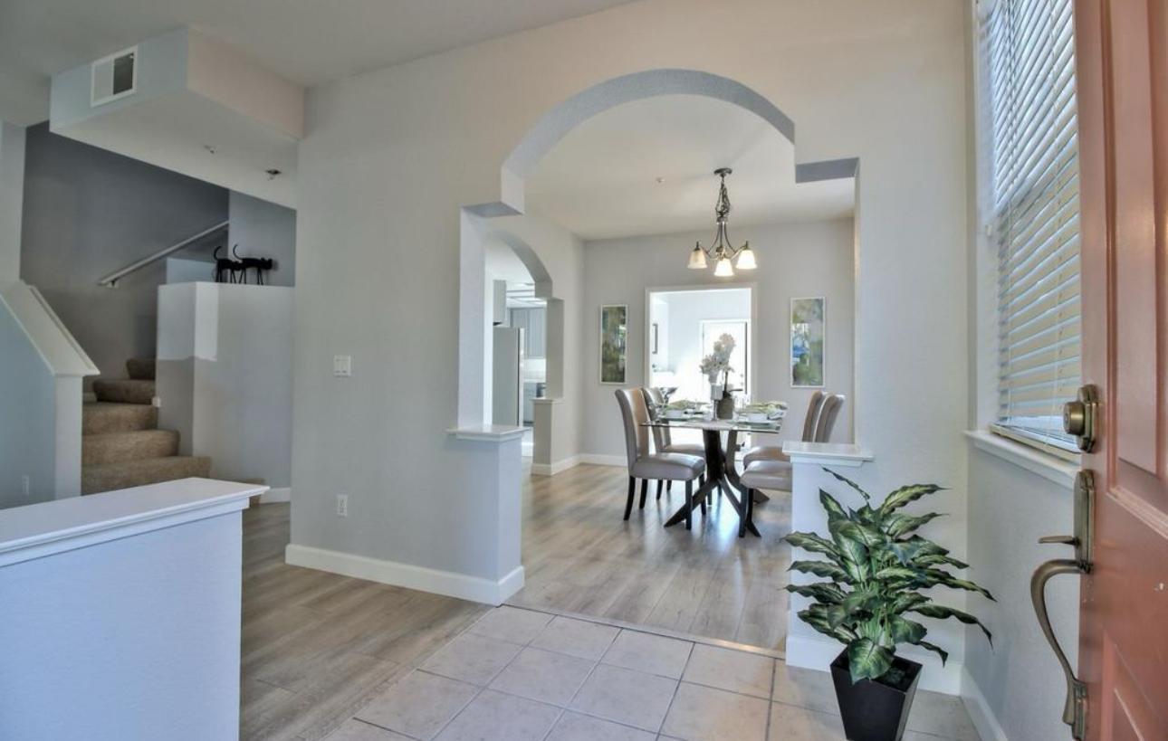 Detail Gallery Image 4 of 17 For 309 Village Cir, Santa Cruz,  CA 95060 - 3 Beds | 2/1 Baths