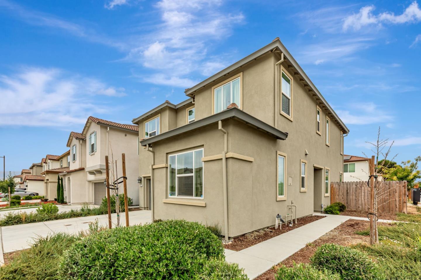 Detail Gallery Image 3 of 24 For 500 Duran Dr, Hollister,  CA 95023 - 4 Beds | 3 Baths