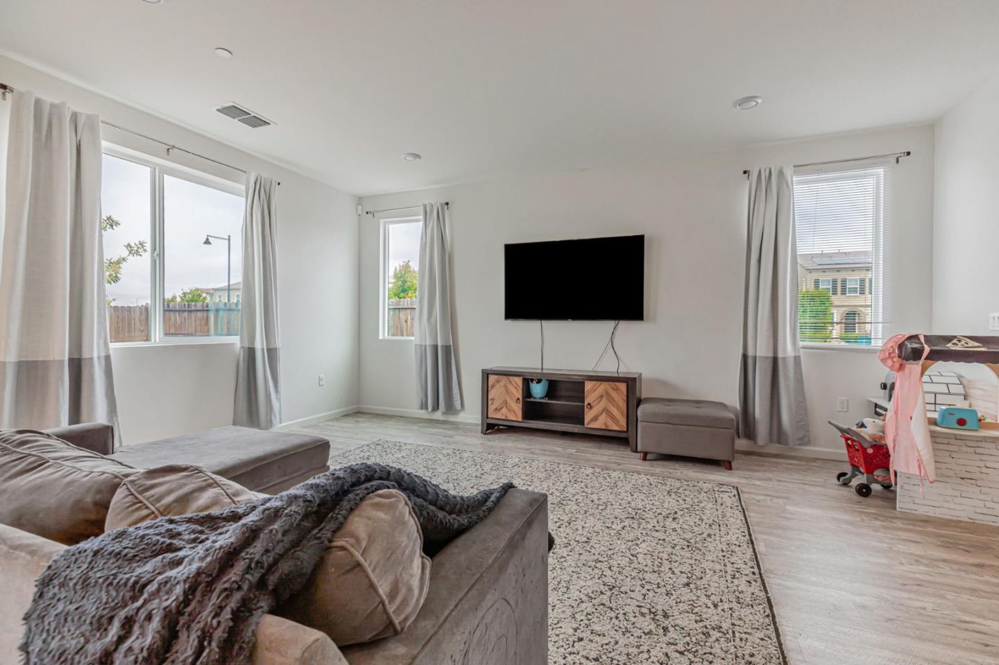 Detail Gallery Image 5 of 24 For 500 Duran Dr, Hollister,  CA 95023 - 4 Beds | 3 Baths
