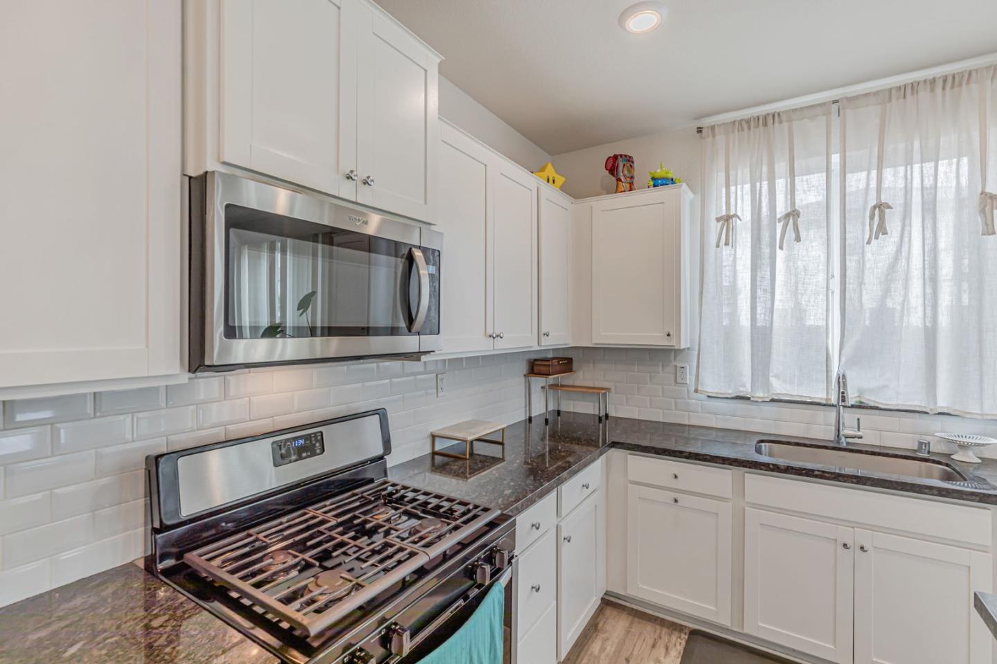 Detail Gallery Image 6 of 24 For 500 Duran Dr, Hollister,  CA 95023 - 4 Beds | 3 Baths