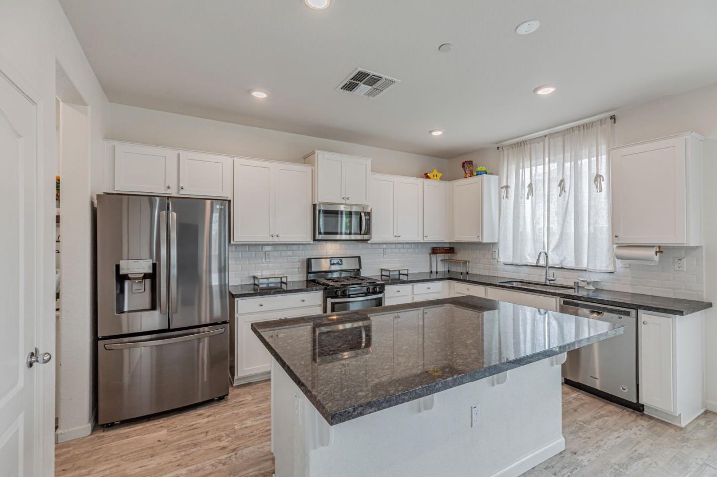 Detail Gallery Image 7 of 24 For 500 Duran Dr, Hollister,  CA 95023 - 4 Beds | 3 Baths