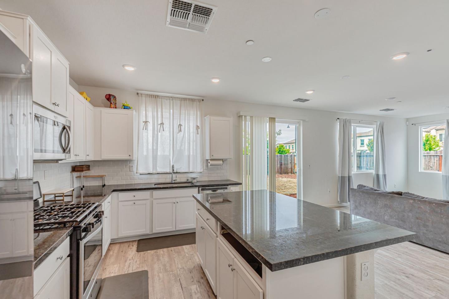 Detail Gallery Image 8 of 24 For 500 Duran Dr, Hollister,  CA 95023 - 4 Beds | 3 Baths