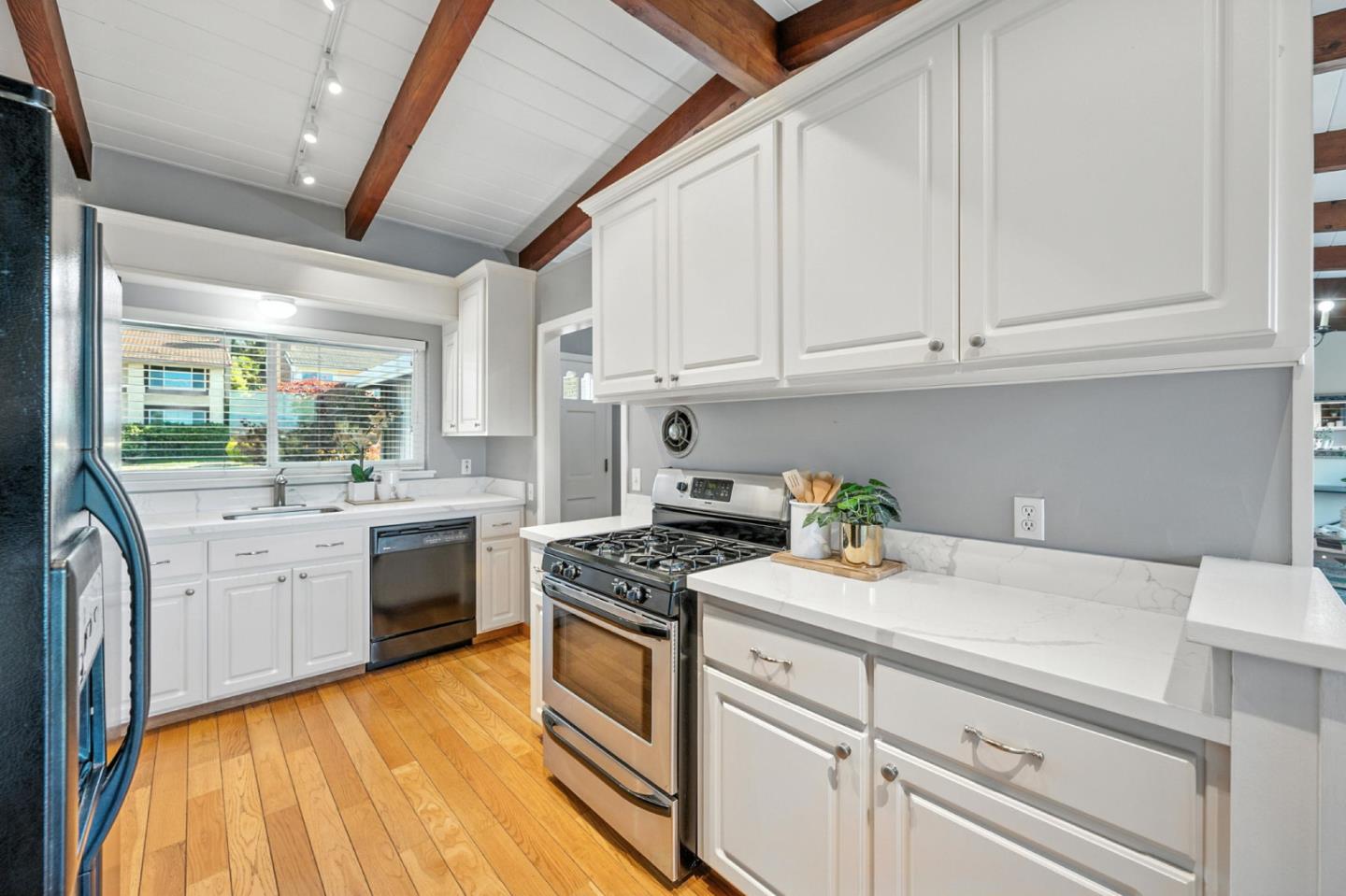 Detail Gallery Image 8 of 74 For 826 W Hillsdale Blvd, San Mateo,  CA 94403 - 4 Beds | 2 Baths