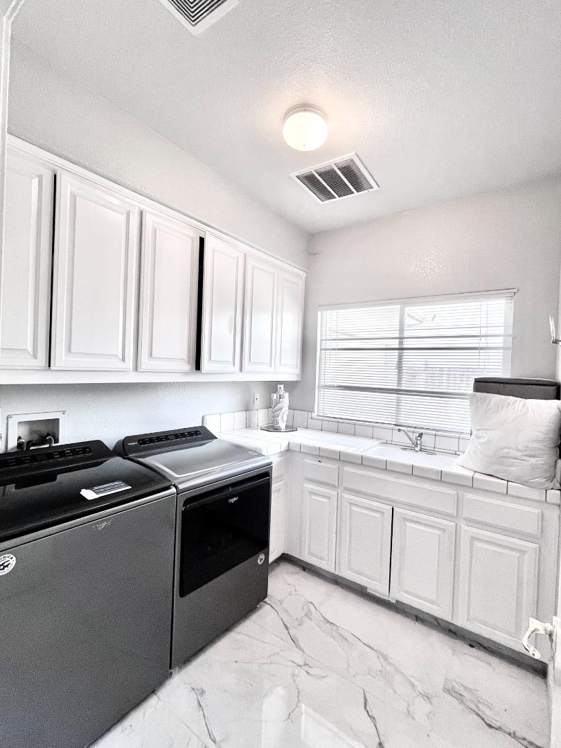 Detail Gallery Image 3 of 6 For 3200 Brookstone Dr, Turlock,  CA 95382 - 4 Beds | 3 Baths