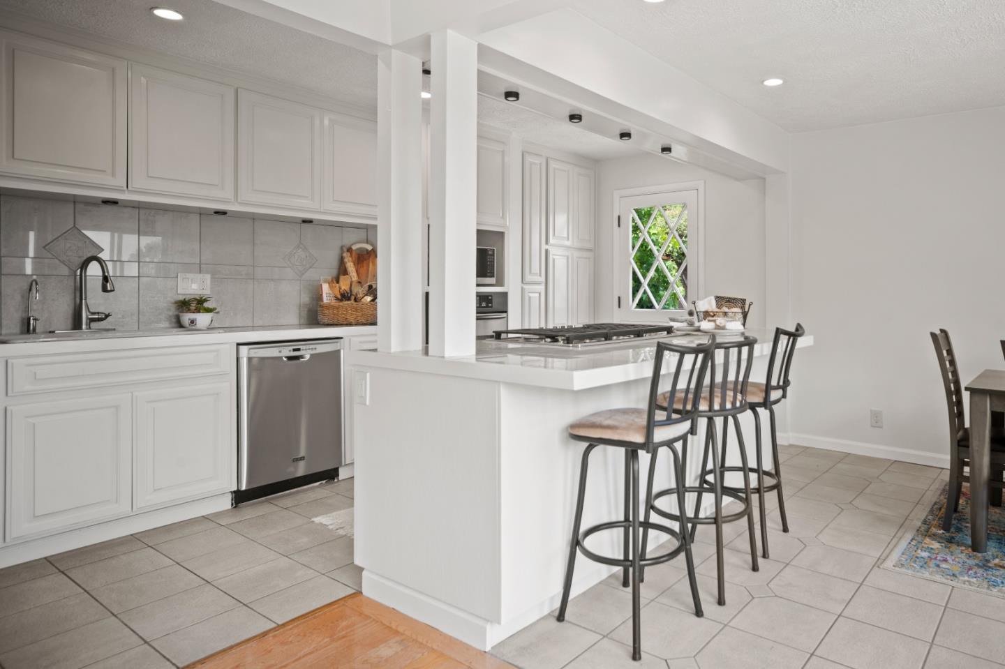 Detail Gallery Image 10 of 25 For 25 Linda Vista Dr, Monterey,  CA 93940 - 3 Beds | 2/1 Baths
