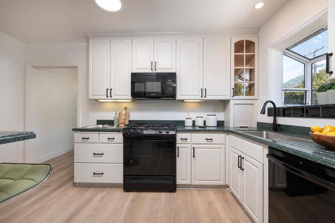 Detail Gallery Image 11 of 43 For 833 Linden Ave, Burlingame,  CA 94010 - 3 Beds | 2 Baths