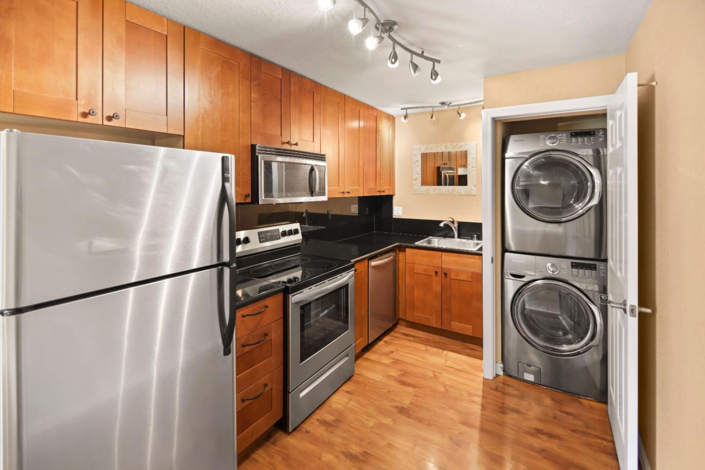 Detail Gallery Image 9 of 19 For 820 Casanova Ave #76,  Monterey,  CA 93940 - 1 Beds | 1 Baths