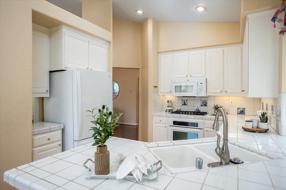 Detail Gallery Image 8 of 25 For 25 Windcrest Ln, South San Francisco,  CA 94080 - 3 Beds | 2/1 Baths