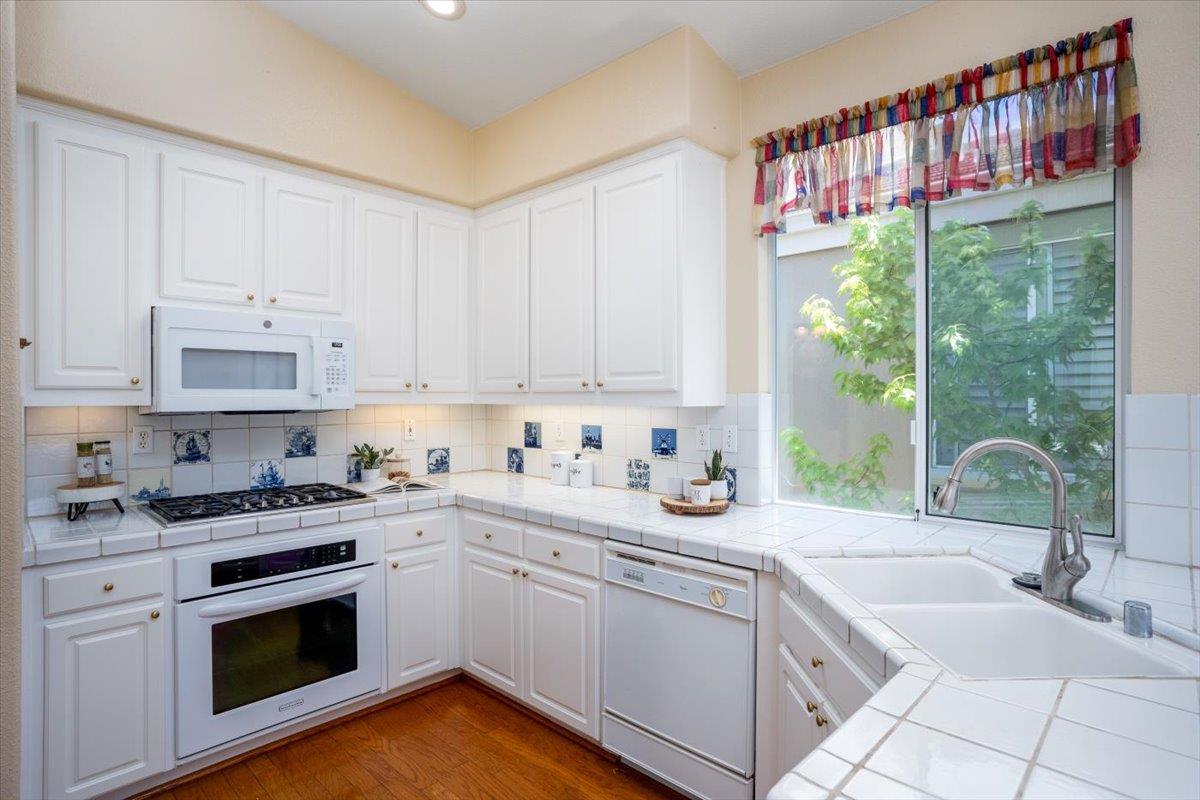 Detail Gallery Image 9 of 25 For 25 Windcrest Ln, South San Francisco,  CA 94080 - 3 Beds | 2/1 Baths