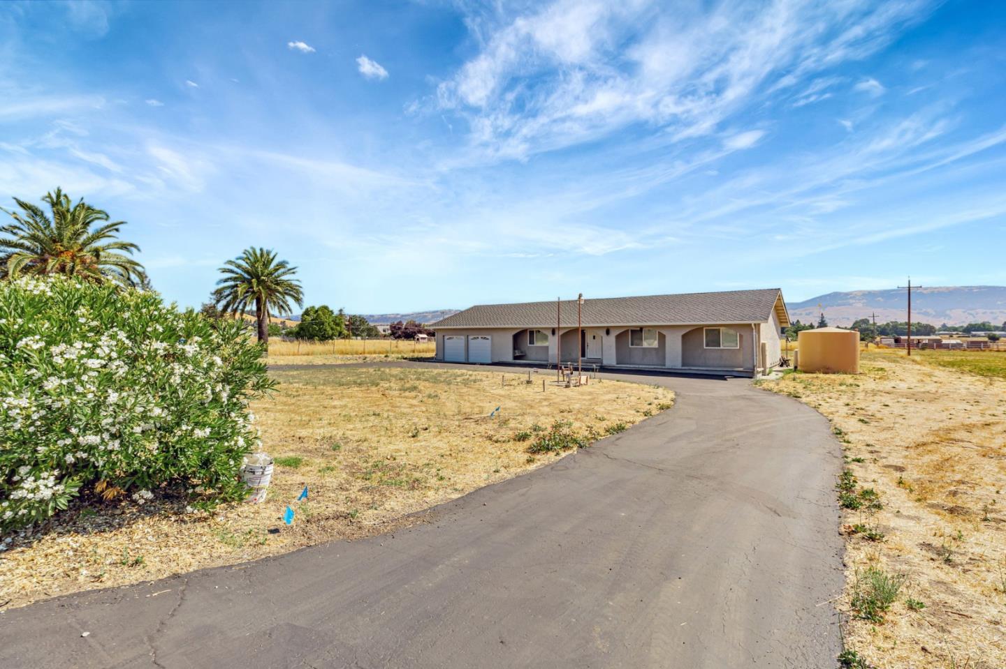 Detail Gallery Image 4 of 51 For 13560 Santa Teresa Blvd, San Martin,  CA 95046 - 3 Beds | 2 Baths