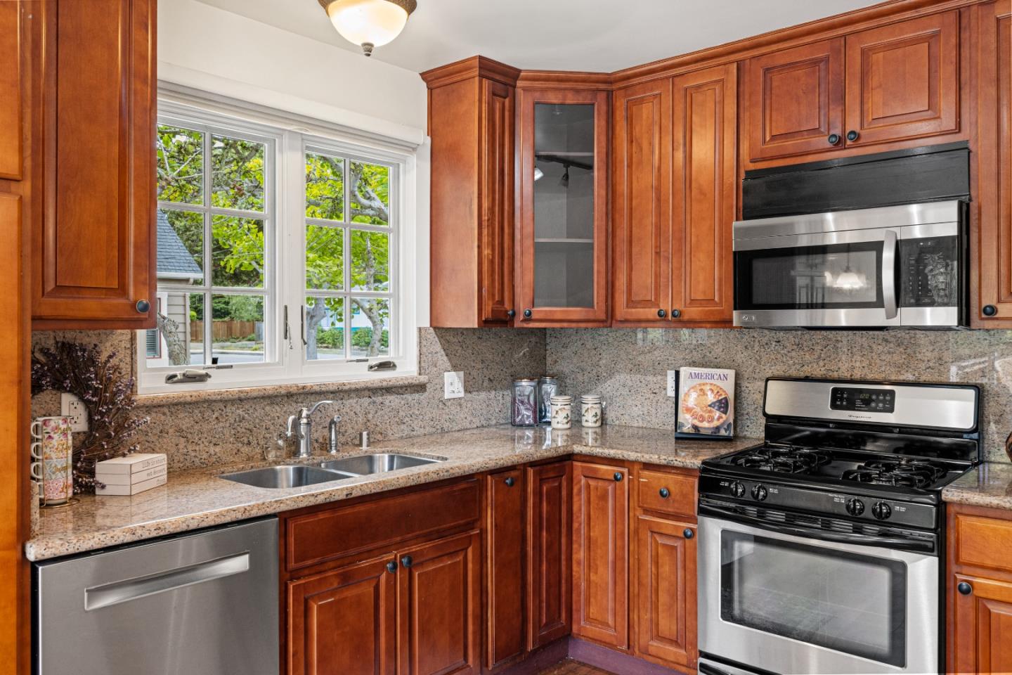 Detail Gallery Image 12 of 42 For 782 Junipero Ave, Pacific Grove,  CA 93950 - 2 Beds | 2 Baths