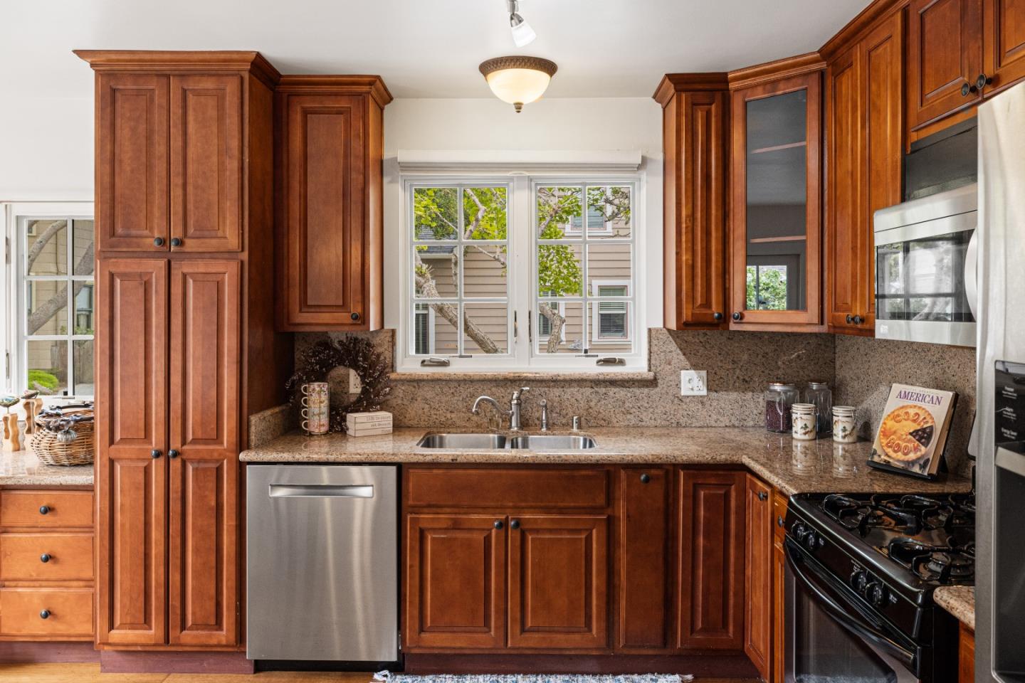 Detail Gallery Image 9 of 42 For 782 Junipero Ave, Pacific Grove,  CA 93950 - 2 Beds | 2 Baths