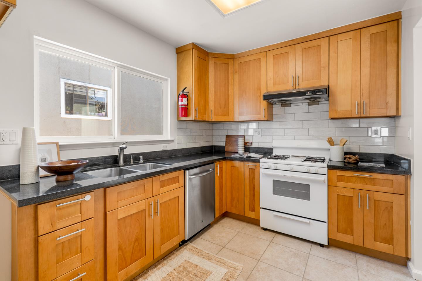Detail Gallery Image 10 of 27 For 279 Elm Ave, San Bruno,  CA 94066 - 2 Beds | 1 Baths