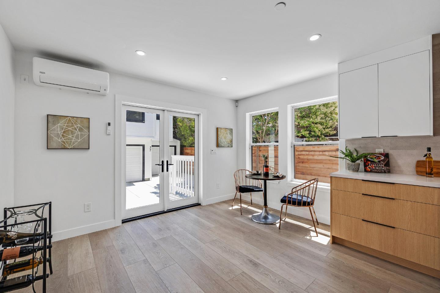 Detail Gallery Image 13 of 50 For 35 Arch St, Redwood City,  CA 94062 - 7 Beds | 4/1 Baths