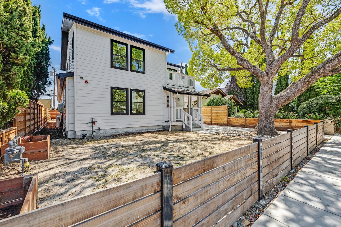 Detail Gallery Image 3 of 50 For 35 Arch St, Redwood City,  CA 94062 - 7 Beds | 4/1 Baths
