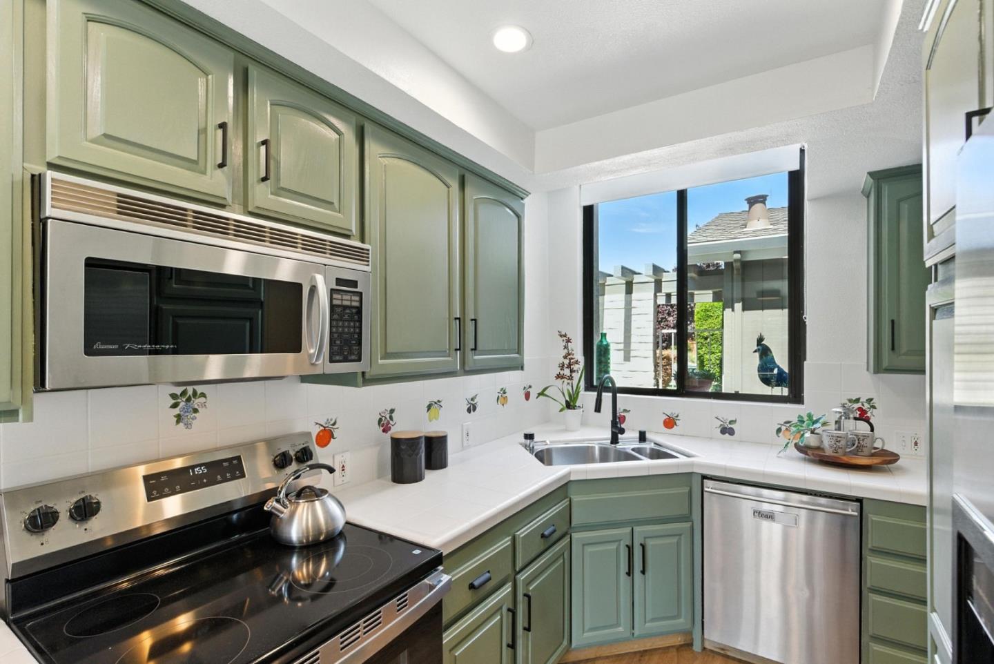 Detail Gallery Image 23 of 76 For 588 Marlin Ct, Redwood City,  CA 94065 - 2 Beds | 2/1 Baths