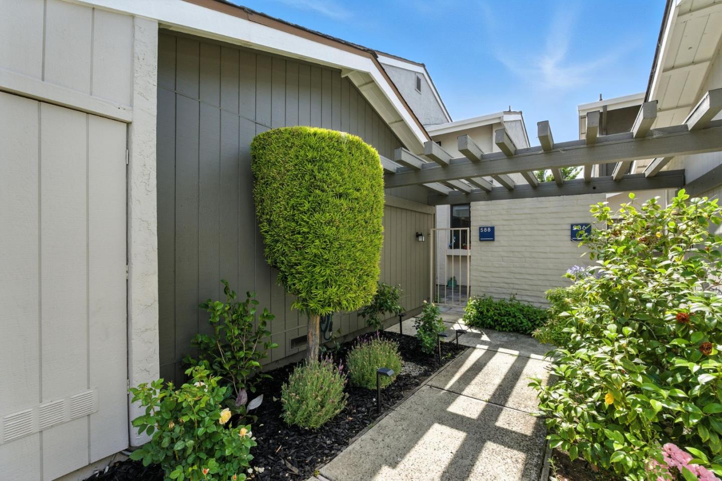 Detail Gallery Image 4 of 76 For 588 Marlin Ct, Redwood City,  CA 94065 - 2 Beds | 2/1 Baths