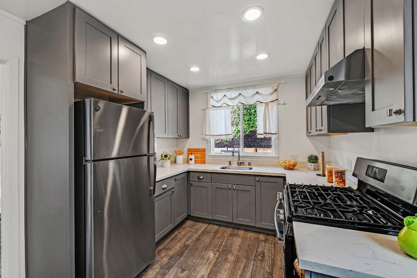 Detail Gallery Image 11 of 30 For 707 Cedar Ave, San Bruno,  CA 94066 - 3 Beds | 1 Baths
